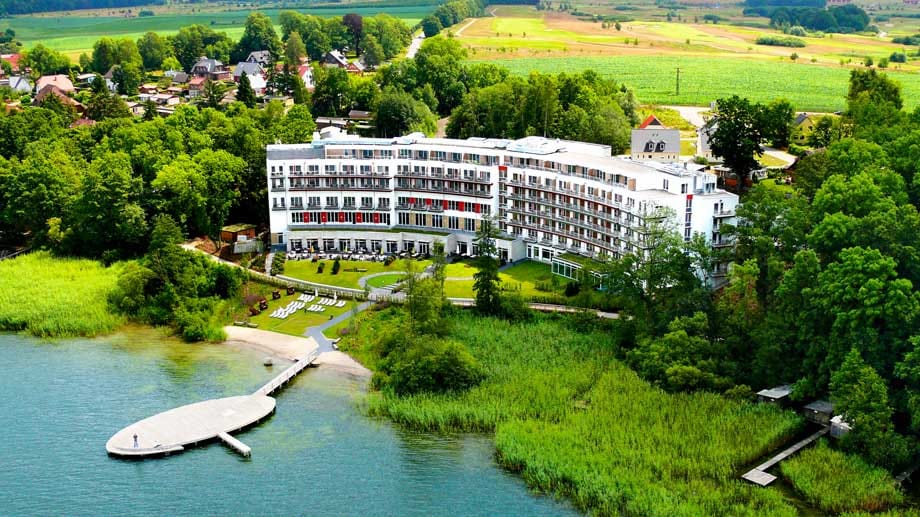 9. Hotel Iberotel Fleesensee (Göhren-Lebbin, Mecklenburgische Seenplatte): Das Vier-Sterne-Superior-Hotel verfügt über einen eigenen Strand mit Badeplattform direkt am Ufer des Fleesensees.