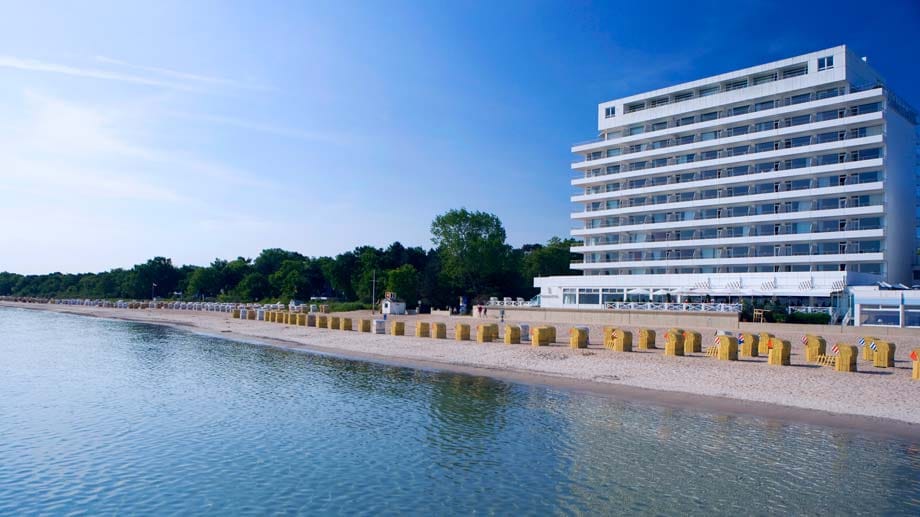 3. Grand Hotel Seeschlösschen SPA & Golf Resort (Timmendorfer Strand, Ostsee): Ostsee direkt vor der Tür lädt die Gäste zu langen Strandspaziergängen ein.