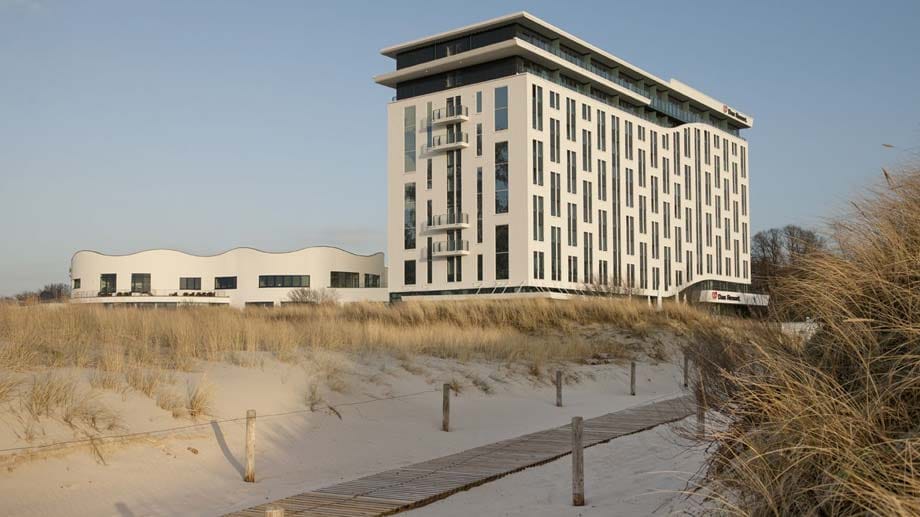 2. a-ja Resort Warnemünde (Rostock, Ostsee): Der Sandstrand am Fuße des Hotels lädt zum Segeln, Surfen, Kiten, Drachensteigen, Reiten und für Strandspaziergänge ein.