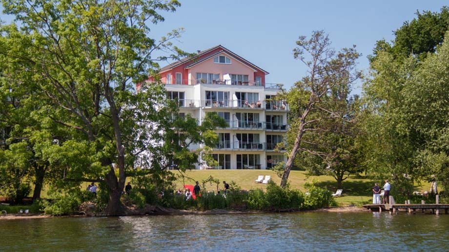 1. Seehotel Dreiklang (Ascheberg, Plöner See): Am Ufer des Plöner Sees gelegen und inmitten der Naturlandschaft der Holsteinischen Schweiz im Urlaubsort Ascheberg, befindet sich das Seehotel Dreiklang.