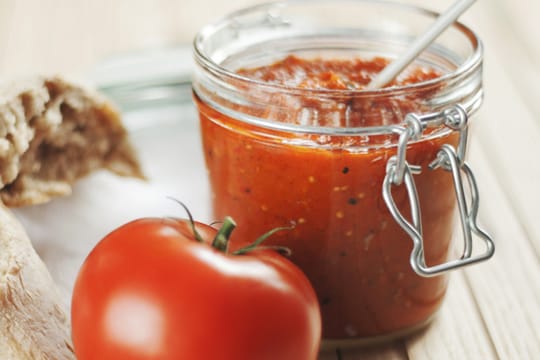 Tomaten-Chutney können Sie gut und günstig selbst zubereiten