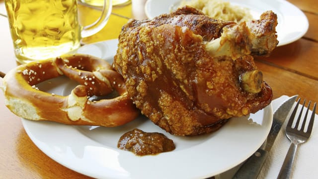 Die Schweinshaxe ist nicht nur in Bayern ein beliebtes Gericht