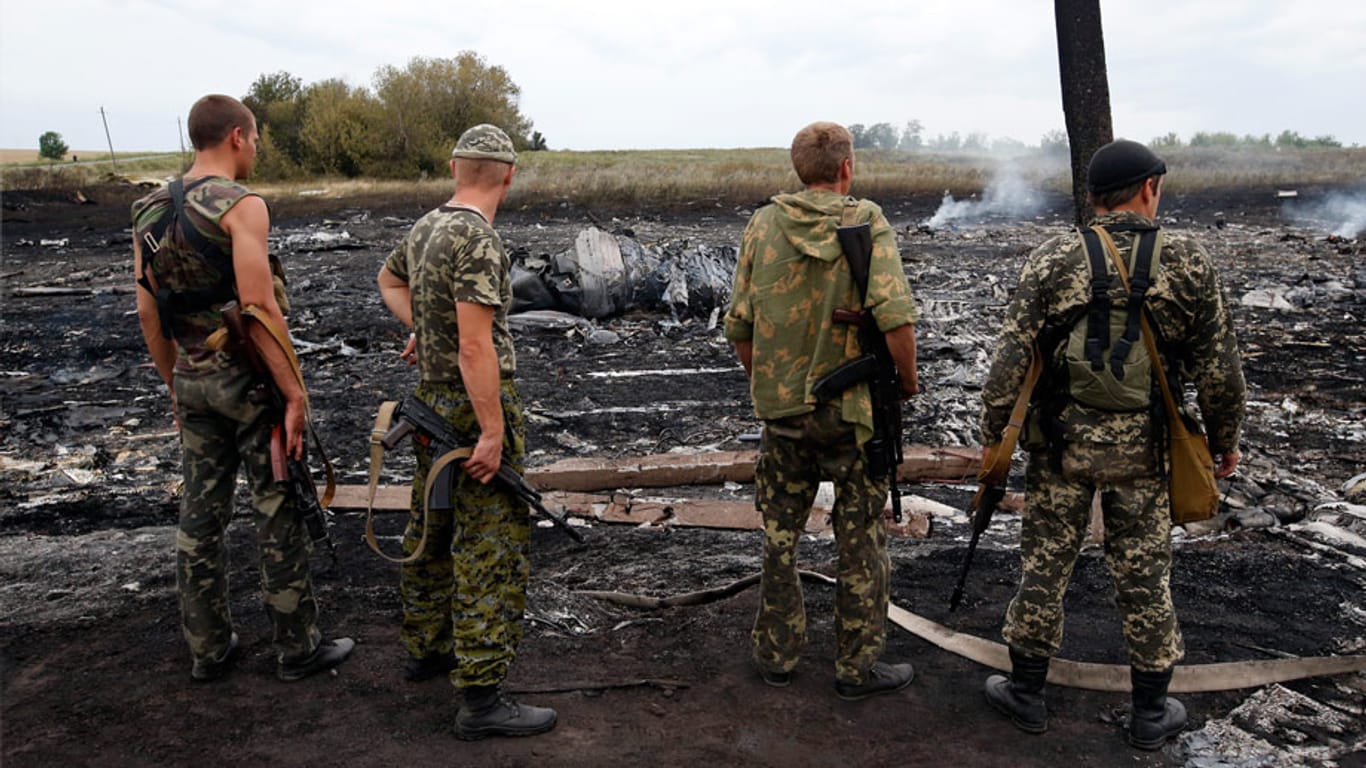Flug MH17: Russische Separatisten an der Absturzstelle