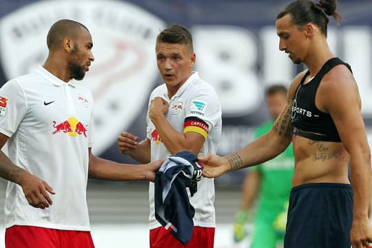 Terrence Boyd (li.) bekommt das Trikot von Zlatan Ibrahimovic. Daniel Frahn (Mi.) ist nicht amüsiert.