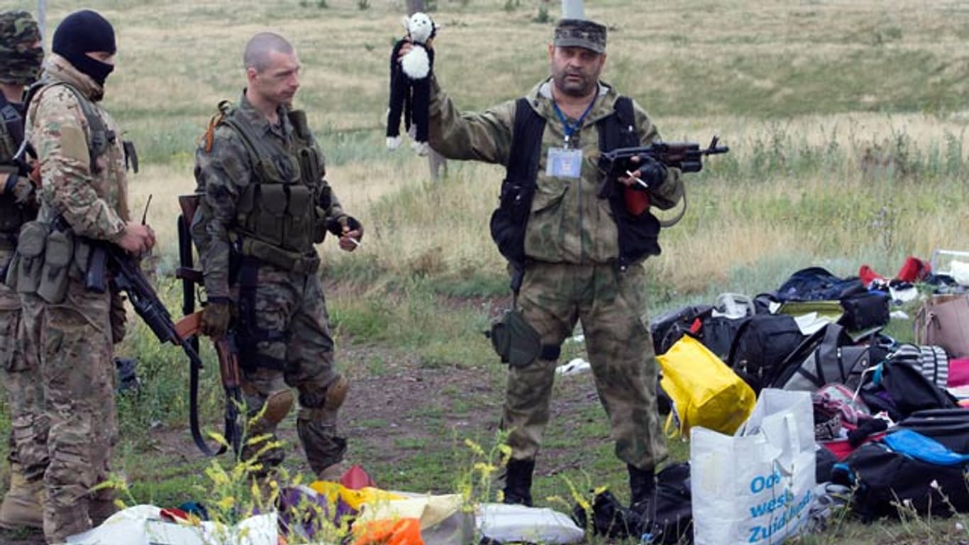 Pro-russische Separatisten wühlen im Gepäck der Opfer von Flug MH17.