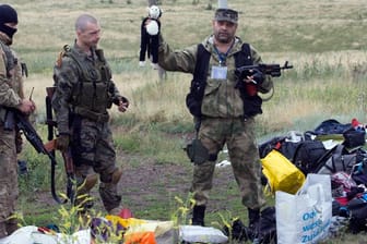 Pro-russische Separatisten wühlen im Gepäck der Opfer von Flug MH17.