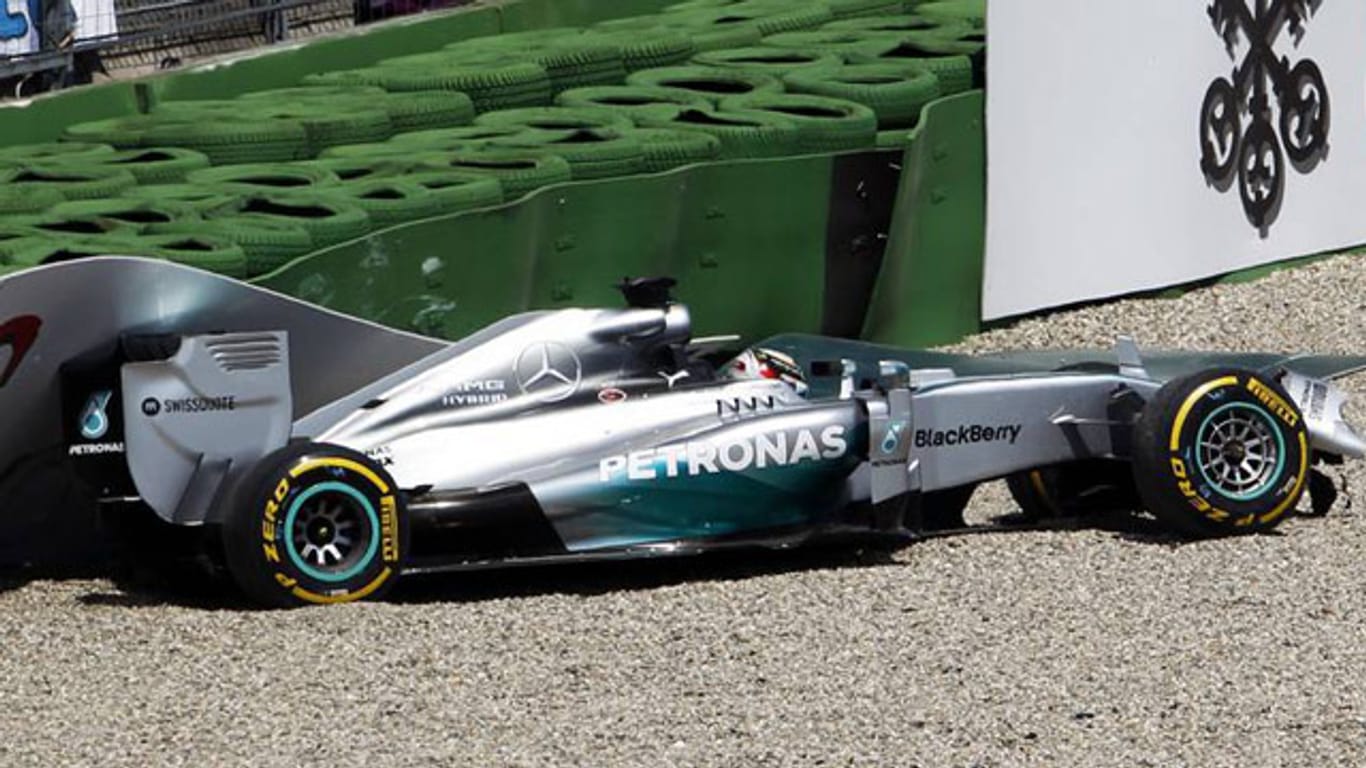 Lewis Hamilton kracht in der Sachs-Kurve in einen Reifenstapel.