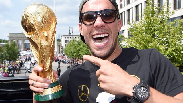 Lukas Podolski mit dem WM-Pokal