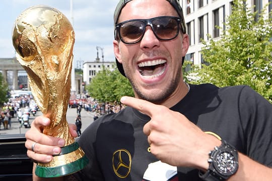 Lukas Podolski mit dem WM-Pokal