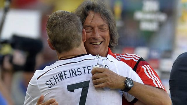 Bastian Schweinsteiger (vorne) und Mannschaftsarzt Doktor Hans-Wilhelm Müller-Wohlfahrt haben ein inniges Verhältnis.