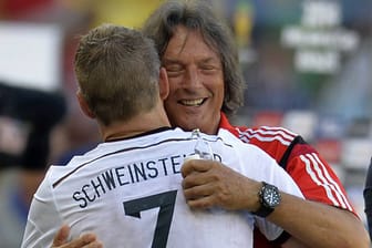 Bastian Schweinsteiger (vorne) und Mannschaftsarzt Doktor Hans-Wilhelm Müller-Wohlfahrt haben ein inniges Verhältnis.