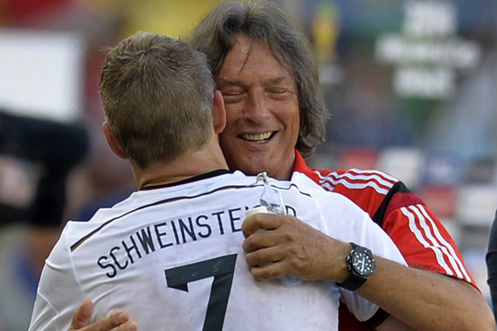 Bastian Schweinsteiger (vorne) und Mannschaftsarzt Doktor Hans-Wilhelm Müller-Wohlfahrt haben ein inniges Verhältnis.