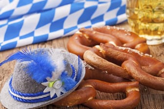 Blau-weißes Karomuster und der Maßkrug gehören zur typisch bayrischen Tischdeko.