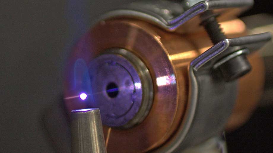 Laser-Zündkerze soll die traditionellen Zündkerzen ablösen