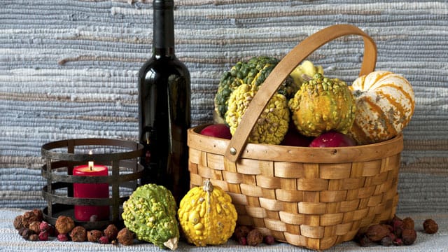 Mit Zierkürbissen und Kerzen lässt sich einfach gemütliche Herbststimmung zaubern. Mit Zierkürbissen und Kerzen lässt sich einfach gemütliche Herbststimmung zaubern.