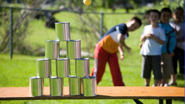 Dosenwerfen ist das beliebteste Volksfestspiel. So auch auf der Wiesn.