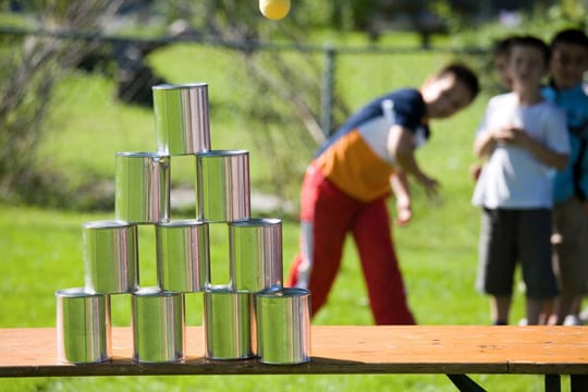 Dosenwerfen ist das beliebteste Volksfestspiel. So auch auf der Wiesn.