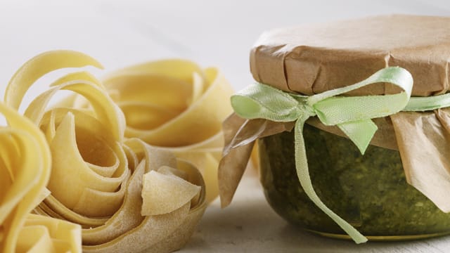 Abgefüllt in hübsche Gläser ist Ihr selbst gemachtes Koriander-Pesto ein schönes Gastgeschenk