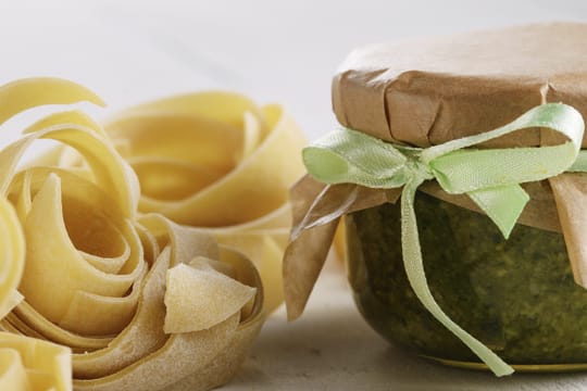 Abgefüllt in hübsche Gläser ist Ihr selbst gemachtes Koriander-Pesto ein schönes Gastgeschenk