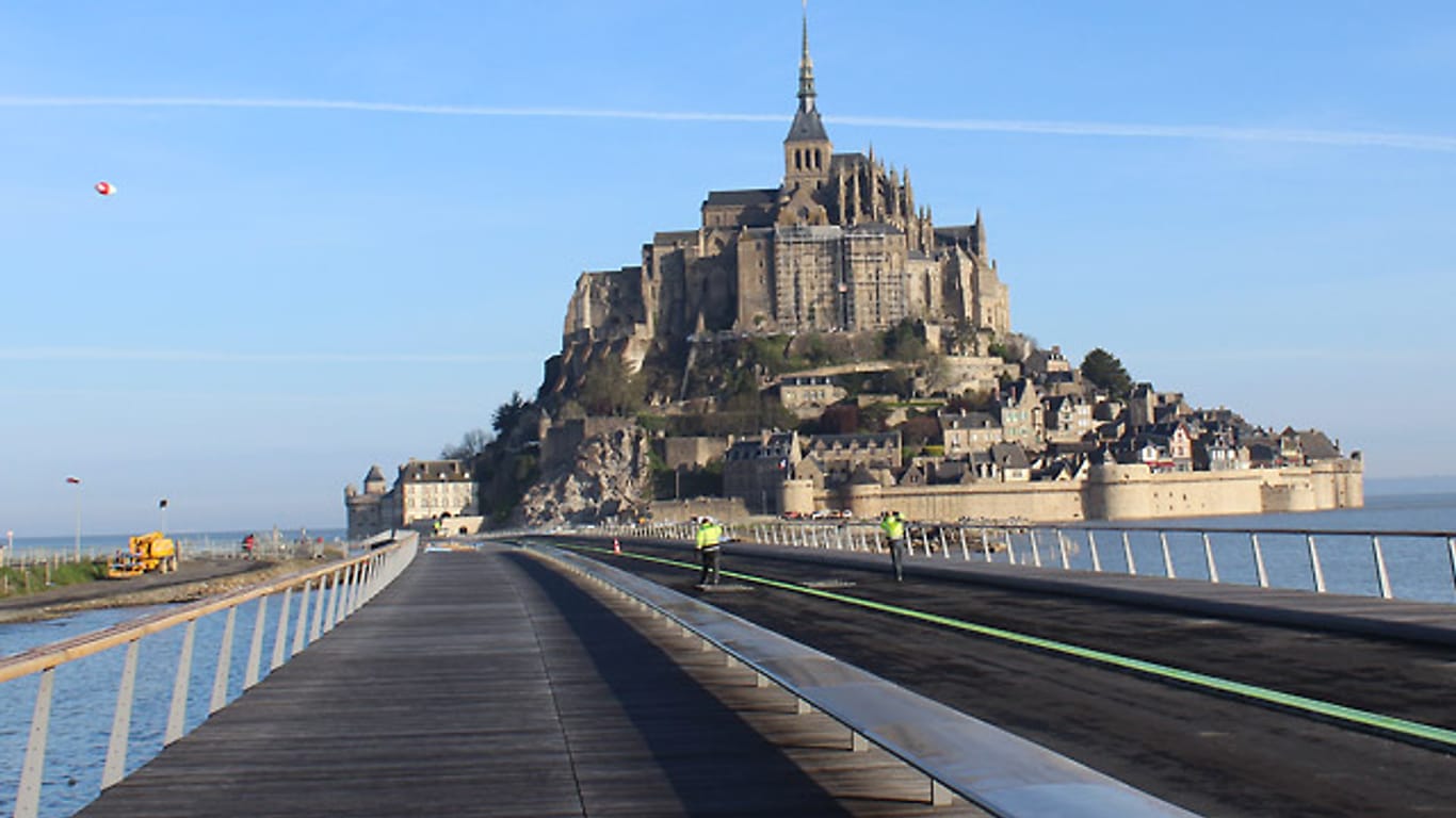 Eine neue Brücke führt zu Mont-Saint-Michel.