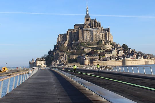 Eine neue Brücke führt zu Mont-Saint-Michel.