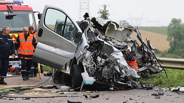Der Kleinbus nach dem Unfall