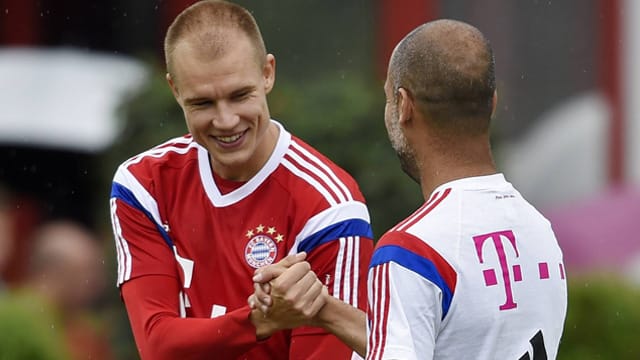 Holger Badstuber (li.) hat Spaß mit seinem Trainer Pep Guardiola.