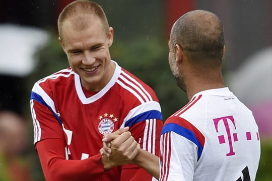 Holger Badstuber (li.) hat Spaß mit seinem Trainer Pep Guardiola.