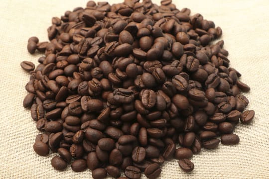 Das Kauen von Kaffeebohnen soll gegen Knoblauchfahnen helfen