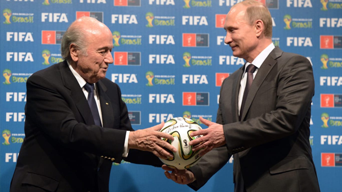 Symbolische Übergabe der Weltmeisterschaft: FIFA-Präsident Sepp Blatter (li.) und Russlands Präsident Wladimir Putin während der WM in Brasilien.