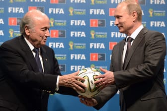 Symbolische Übergabe der Weltmeisterschaft: FIFA-Präsident Sepp Blatter (li.) und Russlands Präsident Wladimir Putin während der WM in Brasilien.