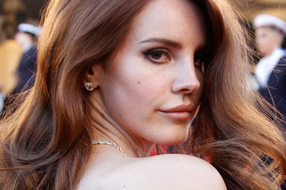 Sängerin Lana Del Rey verriet in einem Interview pikante Details über ihr Liebesleben.