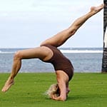 Magdalena Brzeska macht im Urlaub auf Mauritius Yoga-Übungen am Strand.