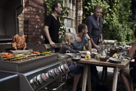 Grillen war gestern. Der Trend geht zur vollausgestatteten Außenküche.