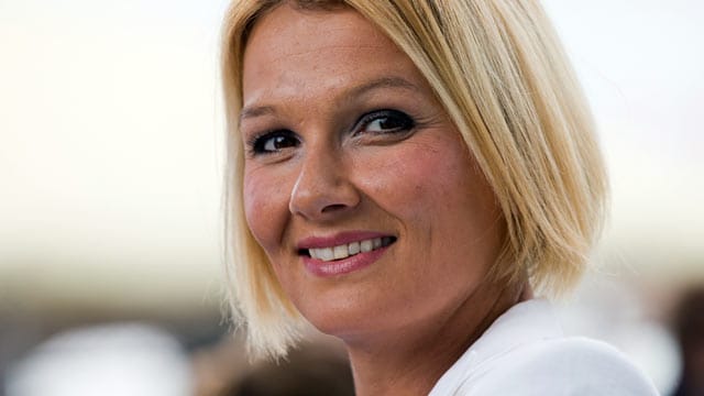 Franziska van Almsick schwimmt nur Profi-mäßig - mit Badekappe und Schwimmbrille.
