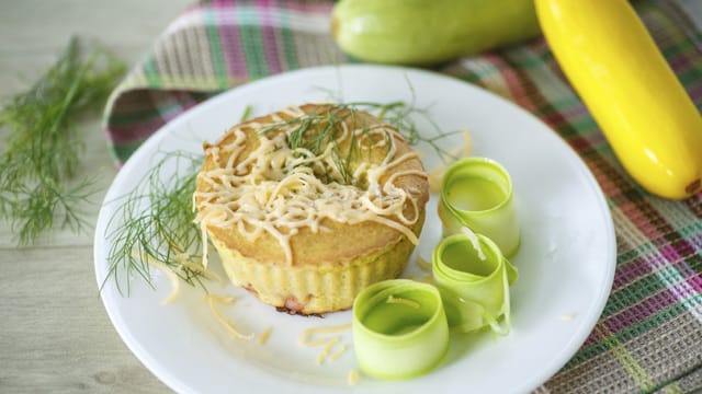 Pikante Muffins mit Käse, Gemüse oder Schinken eignen sich hervorragend als kleiner Snack für Ihre nächste Feier