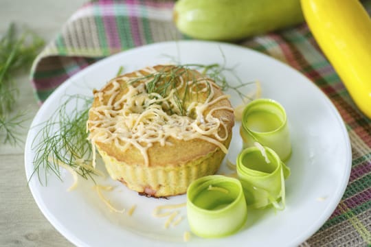 Pikante Muffins mit Käse, Gemüse oder Schinken eignen sich hervorragend als kleiner Snack für Ihre nächste Feier