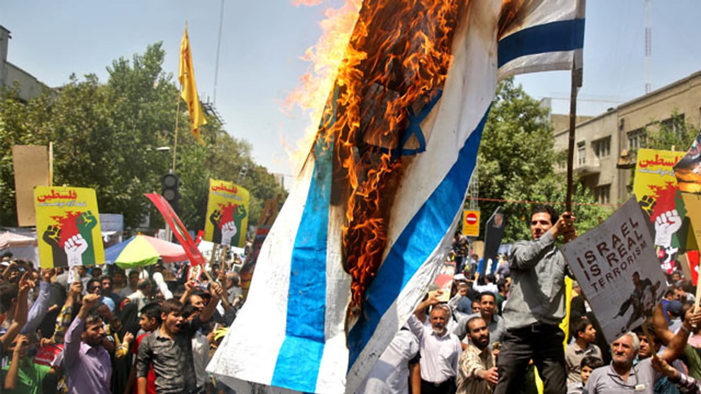 Israelische Flaggen brennen bei Massenkundgebungen im Iran.