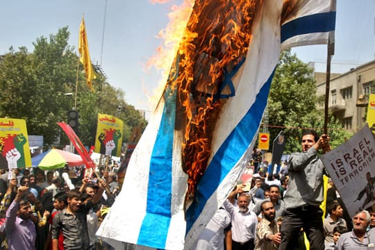 Israelische Flaggen brennen bei Massenkundgebungen im Iran.