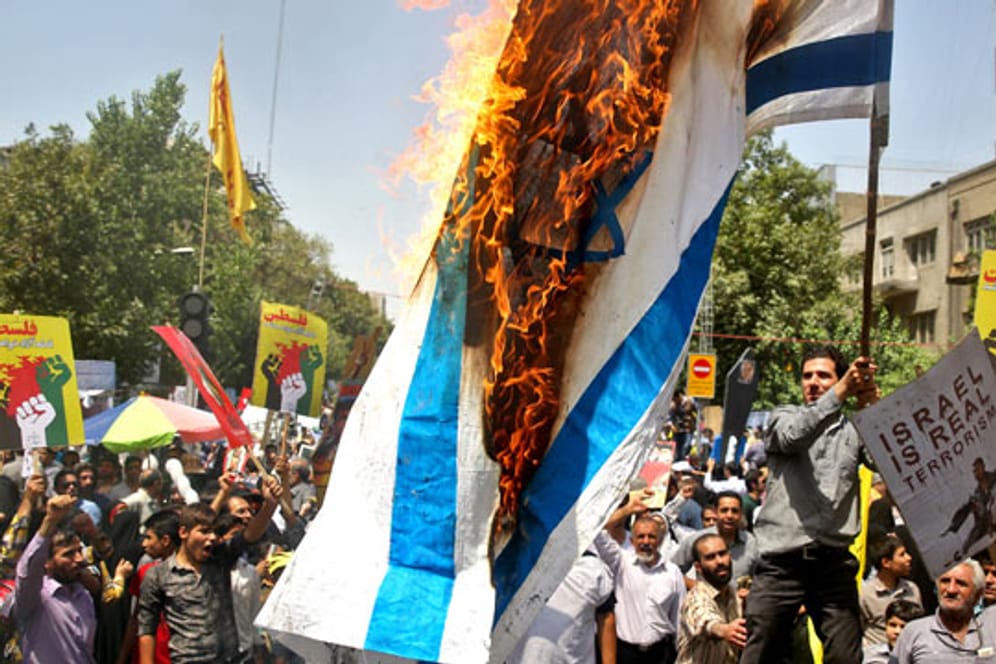 Israelische Flaggen brennen bei Massenkundgebungen im Iran.