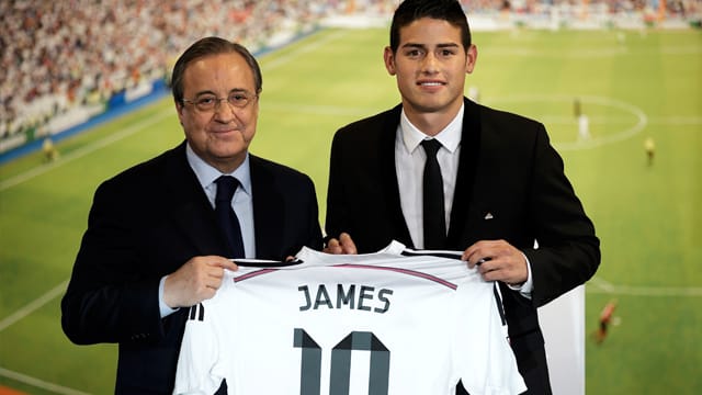 Real Madrids Präsident Florentino Perez (li.) und James Rodriguez präsentieren das neue Trikot des kolumbianischen Neuzugangs. Real Madrids Präsident Florentino Perez (li.) und James Rodriguez präsentieren das neue Trikot des kolumbianischen Neuzugangs.