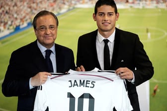 Real Madrids Präsident Florentino Perez (li.) und James Rodriguez präsentieren das neue Trikot des kolumbianischen Neuzugangs.