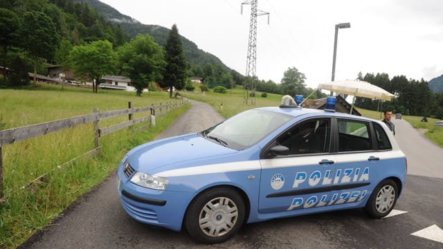 Nach dem Unfall am Rande des DFB-Trainingslagers in Südtirol sperrt die Polizei die Zufahrtswege zur Unglücksstelle ab.