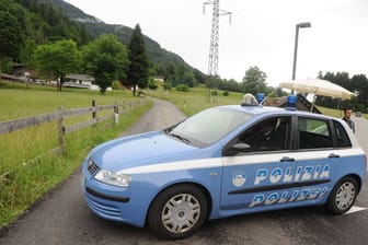 Nach dem Unfall am Rande des DFB-Trainingslagers in Südtirol sperrt die Polizei die Zufahrtswege zur Unglücksstelle ab.