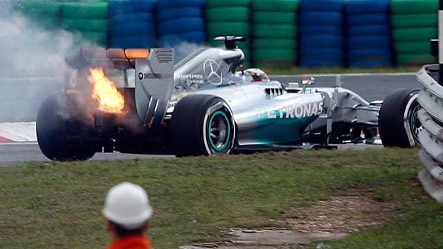 Lewis Hamiltons Silberpfeil fängt plötzlich Feuer.