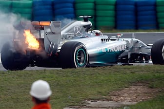 Lewis Hamiltons Silberpfeil fängt plötzlich Feuer.