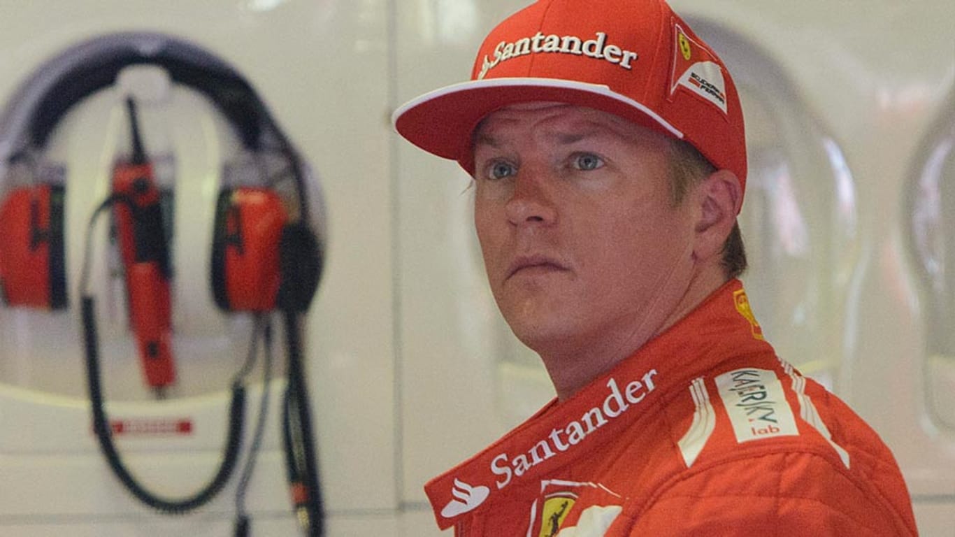 Kimi Räikkönen muss tatenlos mit ansehen, wie er in Q1 aus dem Qualifying ausscheidet.
