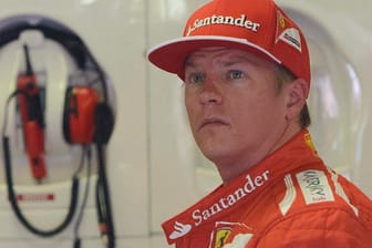 Kimi Räikkönen muss tatenlos mit ansehen, wie er in Q1 aus dem Qualifying ausscheidet.