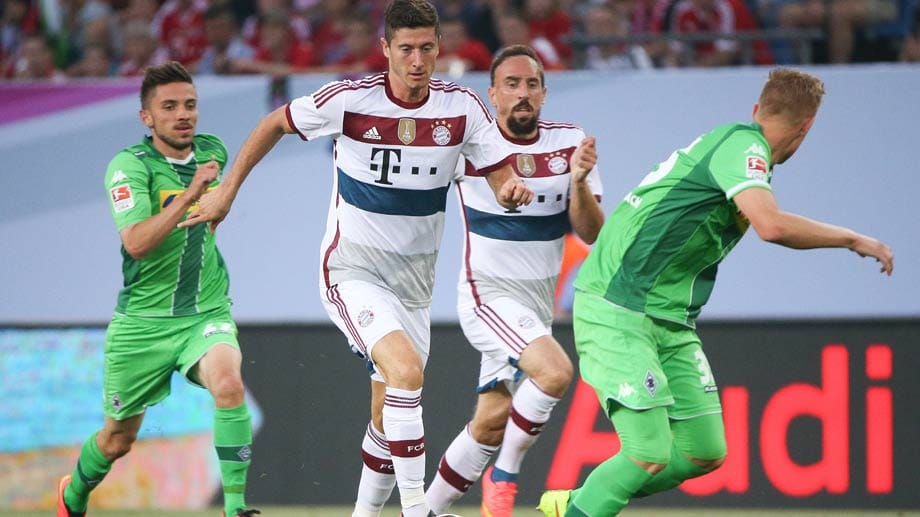 Robert Lewandowski (Mitte) zeigte eine gute Leistung für den FCB.