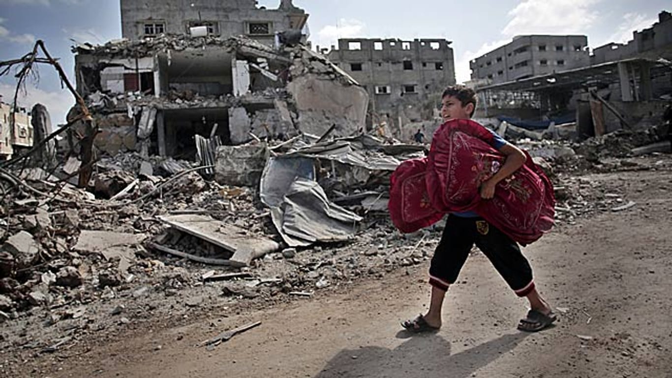 Ein Junge durchquert ein Viertel von Gaza-Stadt während einer Feuerpause